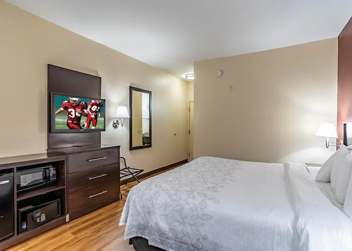 Red Roof Plus+ - Phoenix Airport Hotel 3*