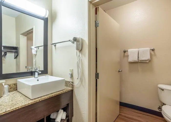 Hotel Red Roof Plus+ - Phoenix Airport 3*