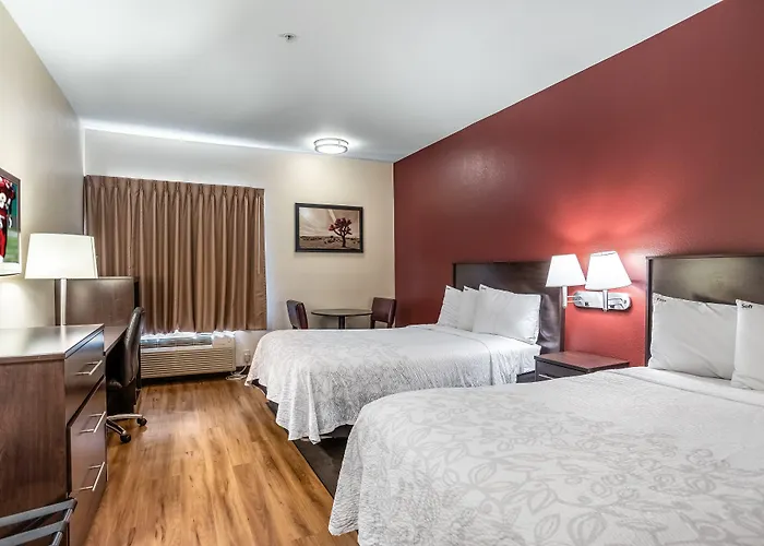 Red Roof Plus+ - Phoenix Airport 3*