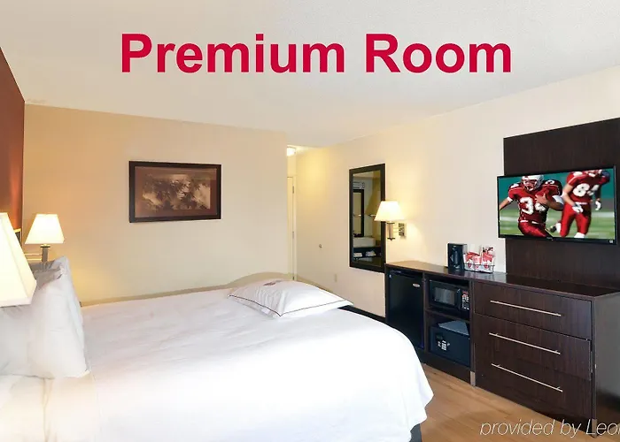 Red Roof Plus+ - Phoenix Airport Hotel 3*