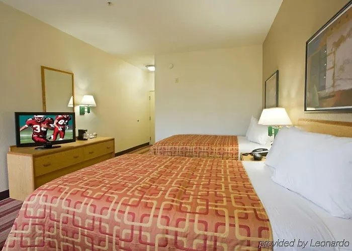 Red Roof Plus+ - Phoenix Airport 3*
