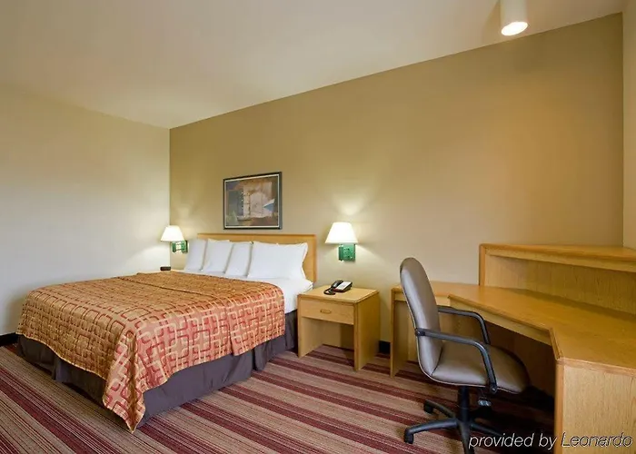 Hotel Red Roof Plus+ - Phoenix Airport Tempe