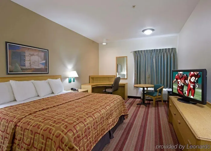 Red Roof Plus+ - Phoenix Airport Hotel