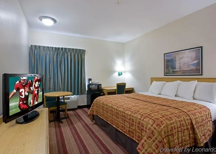 Hotel Red Roof Plus+ - Phoenix Airport Tempe