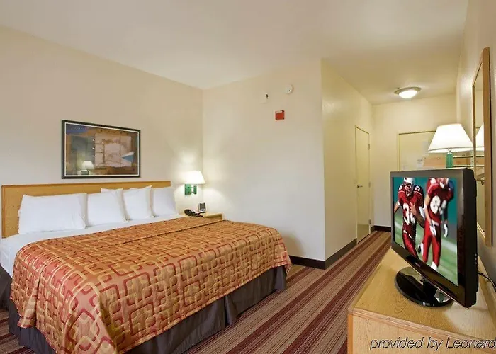 Red Roof Plus+ - Phoenix Airport Hotel Tempe