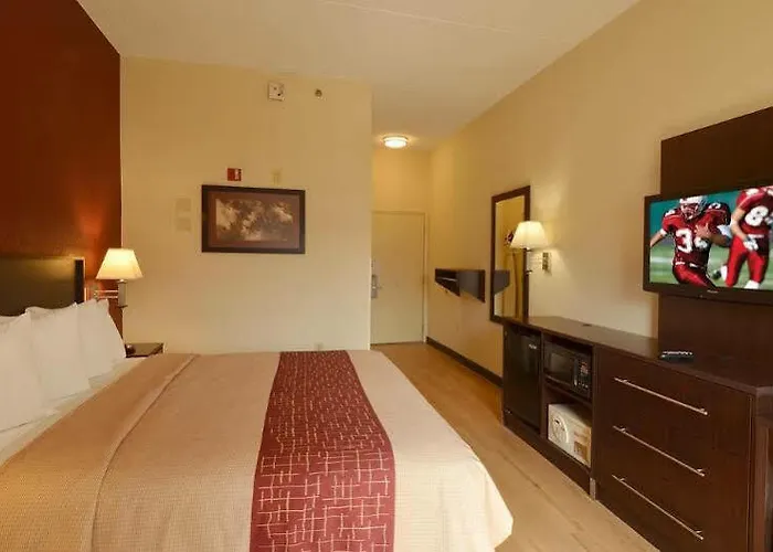 Red Roof Plus+ - Phoenix Airport Hotel 3*